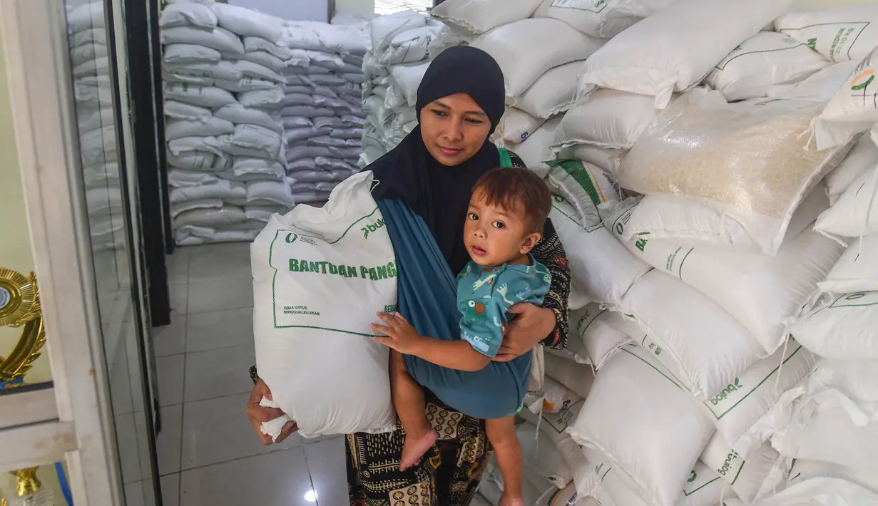 Warga Penerima Bantuan Pangan (PBP) saat  mengambil  beras yang didistribusikan di Kelurahan Kebon Baru, Jakarta Selatan, Selasa, 1 September 2026. (KLY/Arie Basuki).