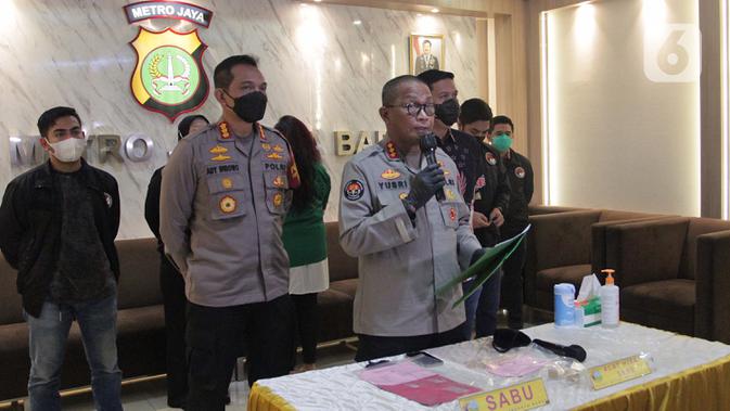 Kabid Humas Polda Metro Jaya Kombes Pol Yusri Yunus memberikan keterangan saat rilis kasus Narkoba Jennifer Jill di Polda Metro Jaya, Jakarta, Jumat (19/02/2021). Jennifer Jill alais JJ ditetapkan sebagai tersangka kepemilikan sabu seberat 0,39 gram. (Liputan6.com/Herman Zakharia)