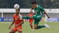 Pemain PSS Sleman, Arthur Irawan (kanan) menendang bola saat melawan Persiraja Banda Aceh dalam laga pekan kedua BRI Liga 1 2021/2022 di Stadion Madya, Jakarta, Sabtu (11/9/2021). (Foto: Bola. Com/ M Iqbal Ichsan)