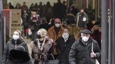 Orang-orang berjalan di pusat kota Essen, Jerman, di mana sebagian besar toko hanya mengizinkan pelanggan yang pulih atau divaksinasi, Rabu (12/1/2022). Jerman pada Rabu melaporkan lebih dari 80.000 kasus virus korona dalam sehari yang merupakan tertinggi sejak pandemi. (AP Photo/Martin Meissner)