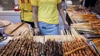 Sejumlah sate daging yang di jual selama Food Expo di Hong Kong (19/8). Pameran makanan tahunan ini diadakan di Hong Kong Exhibition and Convention Center dan berlangsung dari 17-21 Agustus. (AFP Photo/Isaac Lawrence)