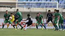 Striker Persik Kediri Hariyanto S Panto menendang bola ke gawang PS Sleman dalam laga matchday ke-3 Grup C Piala Menpora 2021 di Stadion Si Jalak Harupat, Bandung, Kamis (1/4/2021). (Bola.com/Ikhwan Yanuar)