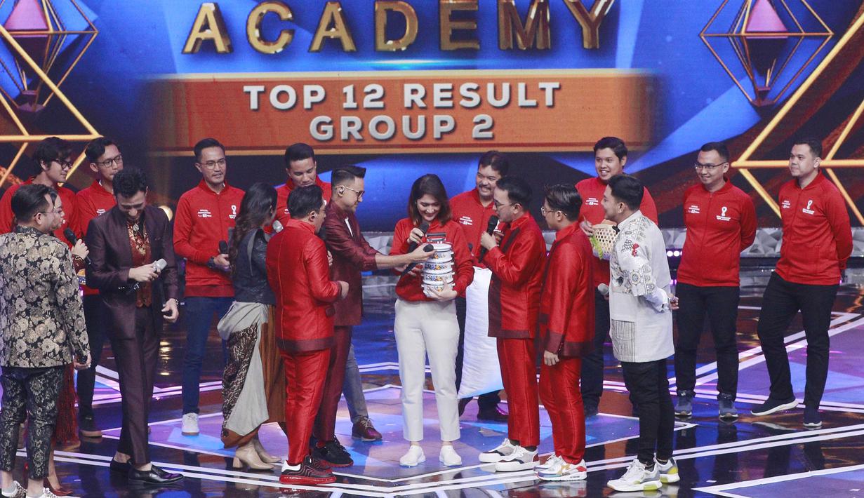 Dalam acara tersebut sejumlah pembawa acara seperti Ramzi dan Ruben Onsu memberikan bingkisan untuk mengobati kerinduan mereka akan Indonesia. (Bola.com/M Iqbal Ichsan)