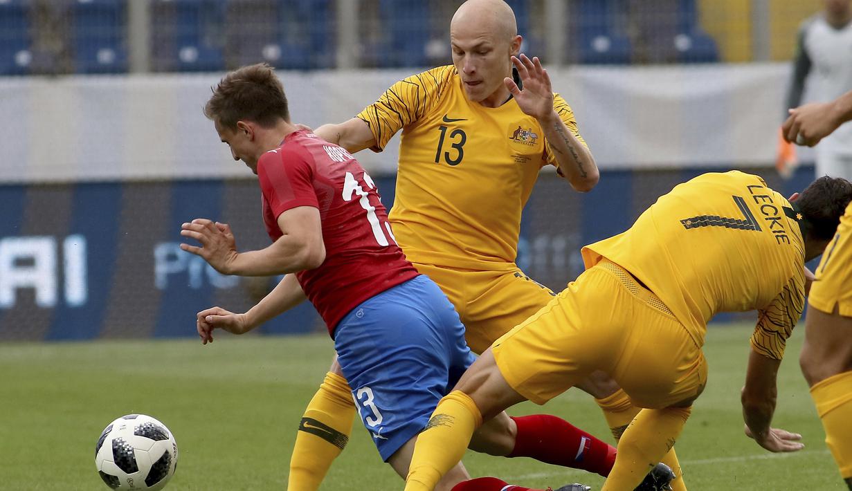 Pemain Republik Ceska, Jan Kopic (kiri) jatuh saat mencoba melewati adangan para pemian Australia pada laga uji coba di St Poelten, Austria, (1/6/2018). Australia menang 4-0. (AP/Ronald Zak)