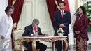 PM Republik Demokratik Sosialis Sri Lanka, H.E. Mr. Ranil Wickremesinghe beserta Mrs. Maithree Wickremesinghe mengisi buku tamu di Istana Merdeka, Jakarta, Rabu (3/8). Pertemuan membahas bilateral kedua negara. (Liputan6.com/Faizal Fanani)