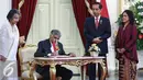 PM Republik Demokratik Sosialis Sri Lanka, H.E. Mr. Ranil Wickremesinghe beserta Mrs. Maithree Wickremesinghe mengisi buku tamu di Istana Merdeka, Jakarta, Rabu (3/8). Pertemuan membahas bilateral kedua negara. (Liputan6.com/Faizal Fanani)