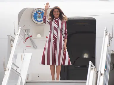 Ibu Negara Amerika Serikat, Melania Trump melambaikan tangan sebelum turun dari pesawat setibanya di Bandara Internasional Kotoka, Accra, Selasa (2/10). Melania Trump mengawali tur internasional solo perdananya dengan mengunjungi Ghana. (AFP/SAUL LOEB)