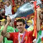 Cesc Fabregas. Merupakan bagian dari generasi emas Timnas Spanyol. Ia telah bermain dalam 16 penampilan sepanjang kariernya di Piala Eropa dan berhasil mempersembahkan dua gelar beruntun pada edisi 2008 dan 2012. Ia dipastikan absen pada edisi 2020 nanti. (AFP/Damien Meyer)