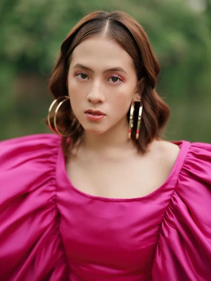 7 Gaya Pemotretan Adhisty Zara di Tepi Danau, Tampil Manis Pakai Dress Pink