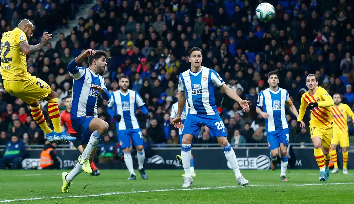 Gelandang Barcelona, Arturo Vidal (kiri) menyundul bola untuk mencetak gol ke gawang   Espanyol pada pekan ke-19 La Liga di RCDE Stadium, Sabtu (4/1/2020). Hampir saja menang, Barcelona harus puas menerima hasil imbang 2-2 atas Espanyol. (PAU BARRENA / AFP)