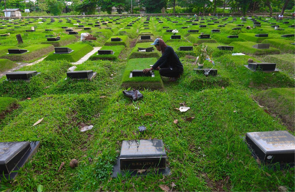 FOTO: Jakarta Krisis Makam: Warga Terpaksa Gunakan Sistem Tumpang