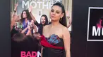 Aktris Mila Kunis berpose saat menghadiri pemutaran film perdana "Bad Moms" di Westwood, California, AS, (26/7). Istri dari aktor hollywood Ahston Kutcher itu tengah menantikan adik dari anak pertamanya, Wyatt Isabelle. (AFP PHOTO/VALERIE MACON)