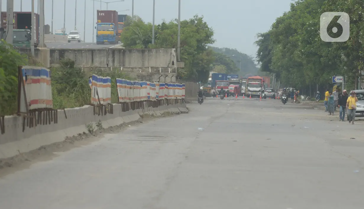 Warga Kampung Sawah melakukan aksi dengan menutup akses jalan Cakung Cilincing, Jakarta, Rabu (18/11/2020). Aksi tutup jalan ini merupakan sebagai bentuk protes warga atas hak tanahnya yang terkena proyek pembangunan jalan tol Cakung Cilincing (Cacing)-Cibitung. (merdeka.com/Imam Buhori)
