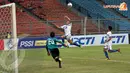 Pemain Filipina U19, Kanayama mencoba menjebol gawang Laos yang dijaga Vixay Manith (Liputan6.com/ Helmi Fithriansyah)