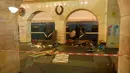 Kondisi stasiun bawah tanah, Metro Sennaya Ploshchad di St Petersburg usai terjadi ledakan bom, Rusia, Senin (3/4). Pihak berwenang masih melakukan penyelidikan atas ledakan yang terjadi. (AP Photo)