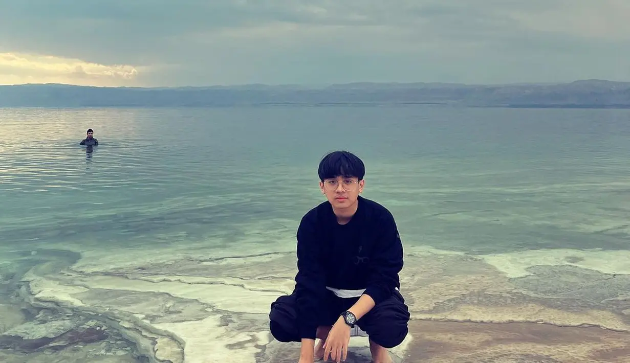 Jarang tersorot, anak kedua Mulan dari pernikahannya dengan Herry Nugraha tak kalah mencuri perhatian. Muhammad Rafly Aziz atau akrab disapa Daffy berparas ganteng baru saja mendapatkan beasiswa kuliah di Jepang. [Instagram/rafly_aziss]