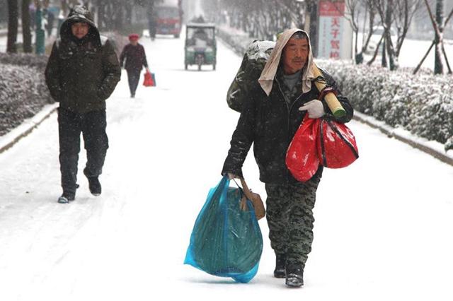 Jalan kaki di tengah badai salju./Copyright shanghaiist.com