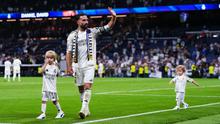 Dani Carvajal melakoni laga terakhirnya bersama Real Madrid ketika bersua Athletic Bilbao pada pekan terakhir La Liga musim ini di Santiago Bernabeu, Minggu (24/05/2026) dini hari WIB. Dalam duel tersebut, El Real memetik kemenangan 4-2 atas Bilbao. (AP Photo/Manu Fernandez)