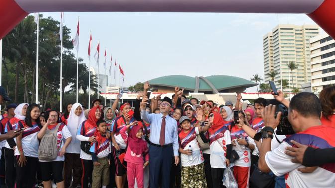 Ketua MPR Zulkifli Hasan bersama para peserta Jalan Sehat 4 Pilar 5 Km Bersama MPR.