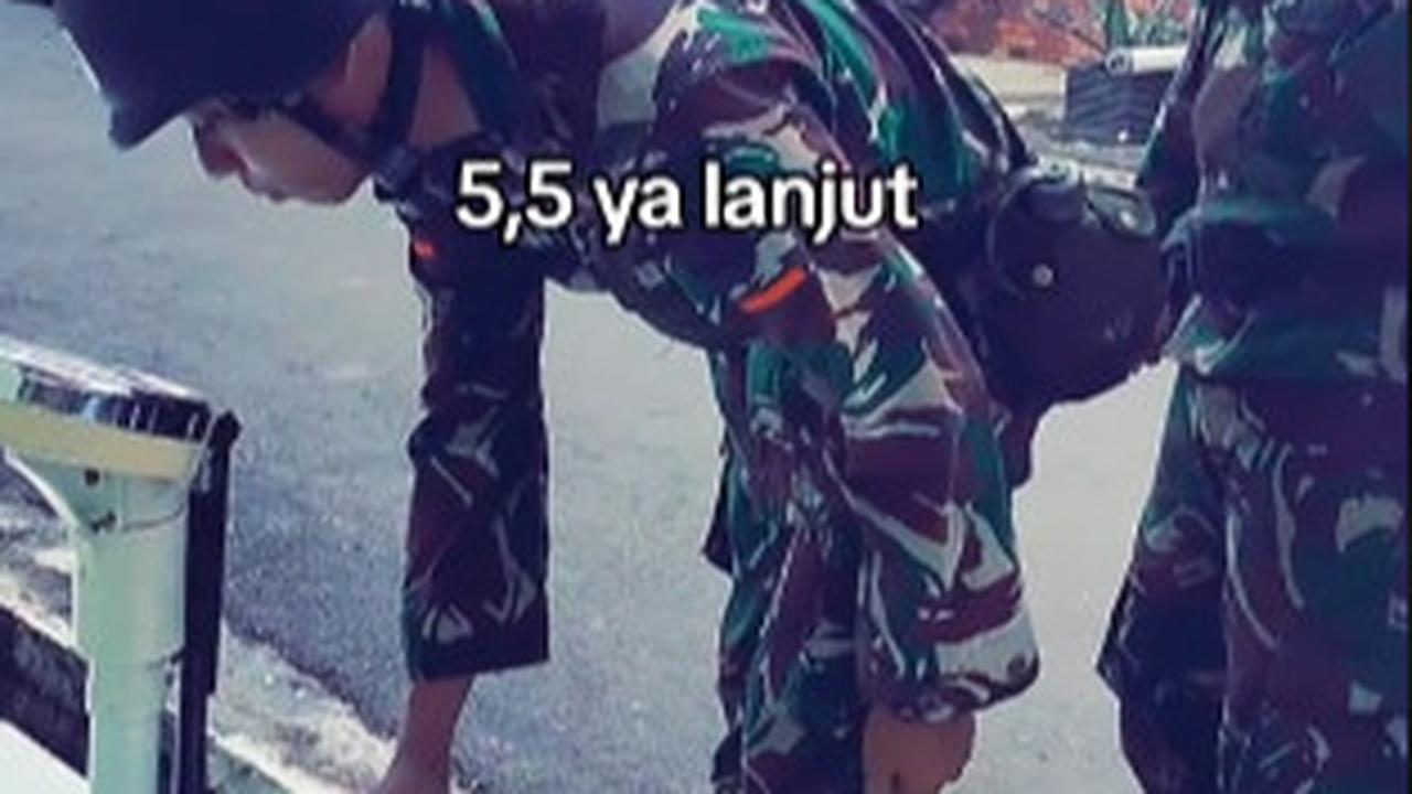 Prajurit TNI AD Sedang Timbang Isi Tas Ransel