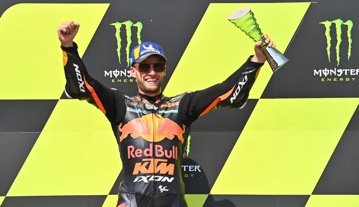 Pembalap KTM asal Afrika Selatan Brad Binder melakukan selebrasi usai memenangkan MotoGP Ceko di Sirkuit Masaryk, Brno, Republik Ceko, Minggu (9/8/2020). Brad Binder berhasil menjadi juara setelah menjadi yang tercepat di balapan yang digelar sebanyak 21 lap. (Joe Klamar/AFP)