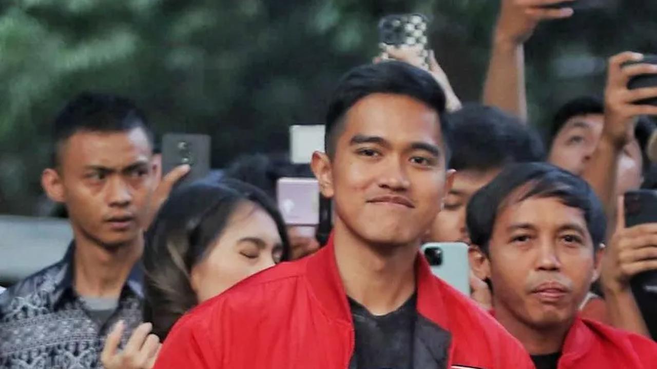 VIDEO: Temui Prabowo, Kaos Kaesang Jadi Sorotan Langsung Jongkok Saat Adzan