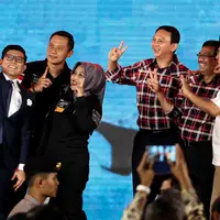 Pembawa acara Alfito Deannova Ginting berfoto bersama para paslon Pilgub DKI usai Debat Cagub DKI Jakarta putaran ketiga di Hotel Bidakara, Jakarta, Jumat (10/2).(Liputan6.com/Faizal Fanani)