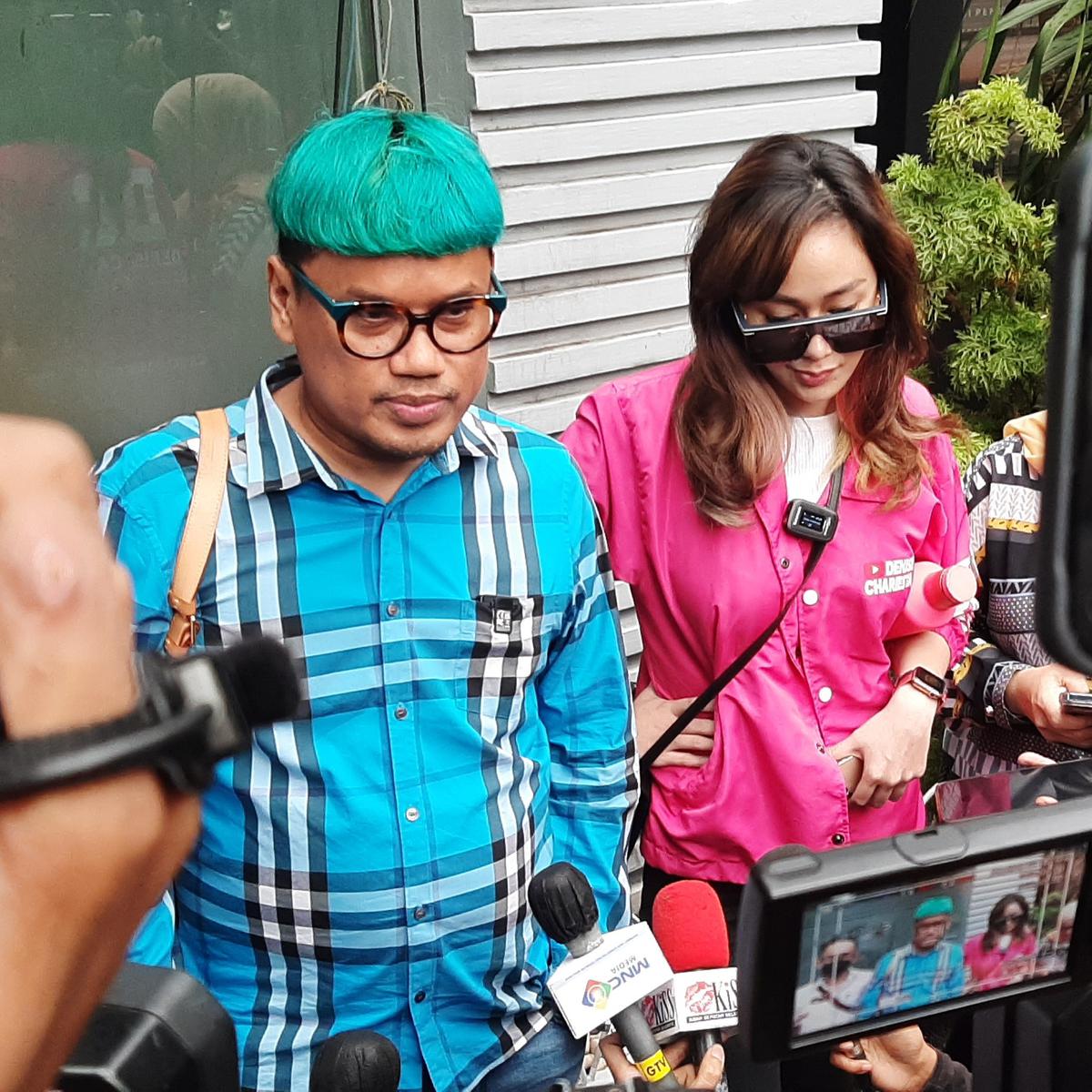 Uya Kuya menyambangi Polda Metro Jaya, Rabu (25/5/2022). Uya Kuya diperiksa sebagai saksi pelapor atas laporannya terhadap Medina Zein terkait dugaan penipuan jual beli mobil. (Liputan6.com/Ady Anugrahadi)