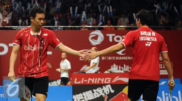 Hendra Setiawan (kiri)/M Ahsan bersalaman saat laga melawan Baptise Careme/Ronan Labar (Perancis) di Total BWF World Championships 2015 di Jakarta, Rabu (12/8/2015). Hendra/Ahsan unggul 19-21, 21-17, 21-18. (Liputan6.com/Helmi Fithriansyah)