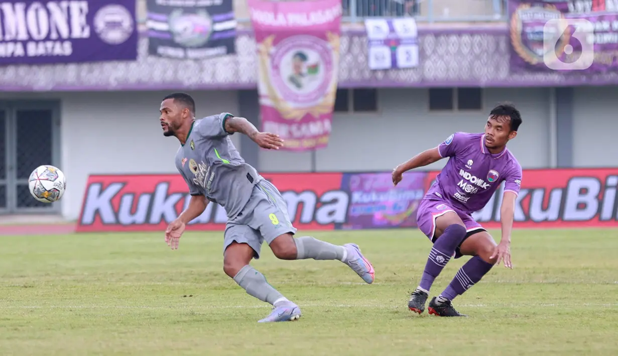 <p>Pemain Persebaya Surabaya, Paulo Victor, berebut bola dengan pemain Persita Tangerang, Muhammad Rifqi, pada laga Liga 1 di Stadion Indomilk Arena, Tangerang, Rabu (18/1/2023). Persebaya menang dengan skor 5-0. (Bola.com/M Iqbal Ichsan)</p>