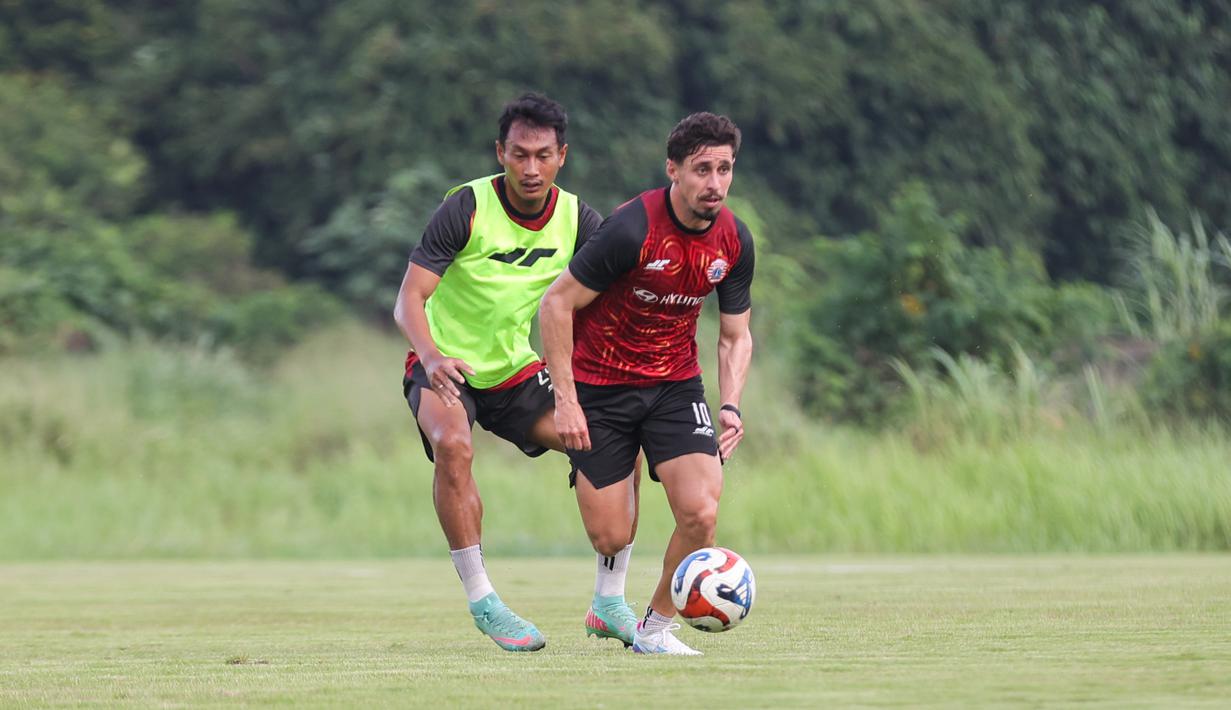 Gustavo Franca (kiri) mencoba melewati rekan satu timnya pada saat sesi latihan Persija Jakarta yang bertempat di Persija Training Ground, Bojongsari, Rabu (5/11/2025).
