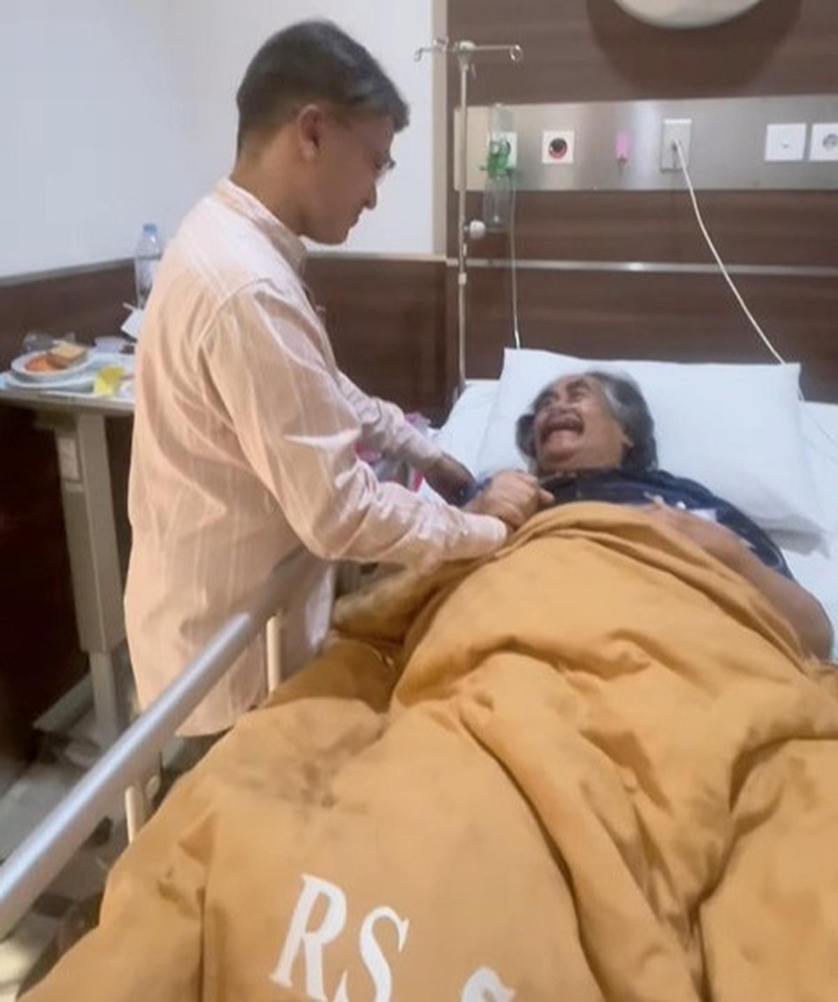 Jaja Miharja Menangis Dijenguk Ruben Onsu Sampai Tak Mau Lepas Genggaman Tangan Sang Presenter