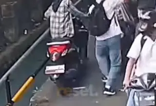 CCTV Rekam Pembacokan Pelajar di Palmerah (Tangkapan Layar @reset.feeds)