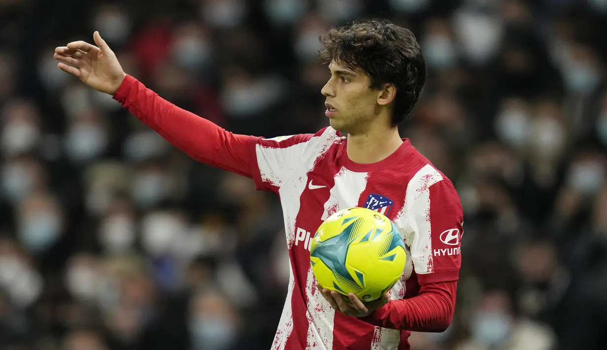 Joao Felix langsung membahayakan gawang Real Madrid pada menit ke-50. Tendangannya masih mampu diblok Thibaut Courtois. (AP/Bernat Armangue)