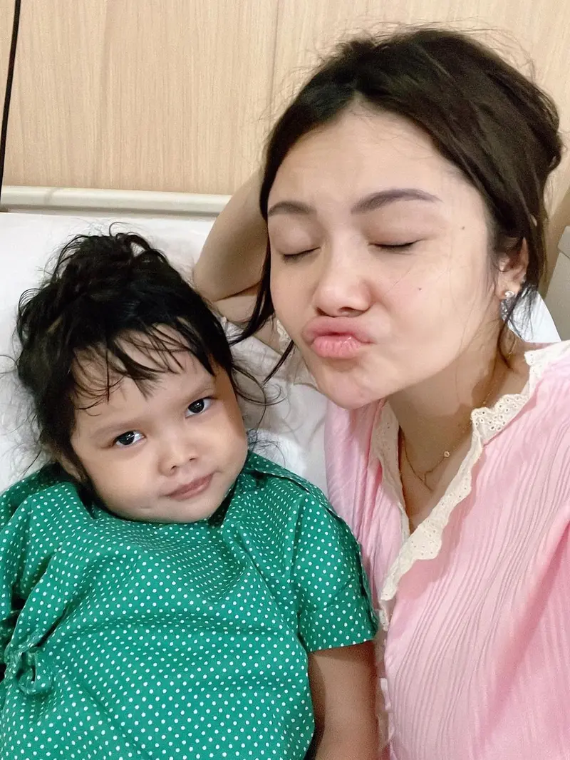 Mawar AFI Unggah Potret Putri Bungsunya Terbaring Lemah Dirawat di Rumah Sakit. (instagram.com/mysamawar)