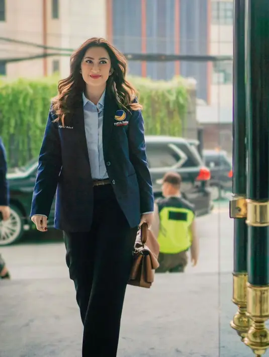 Blazer dari fraksi partainya pun jadi terlihat stylish saat ia padukan dengan kemeja berkerah, long pants, belt, dan handbag-nya. [@nafaurbach].
