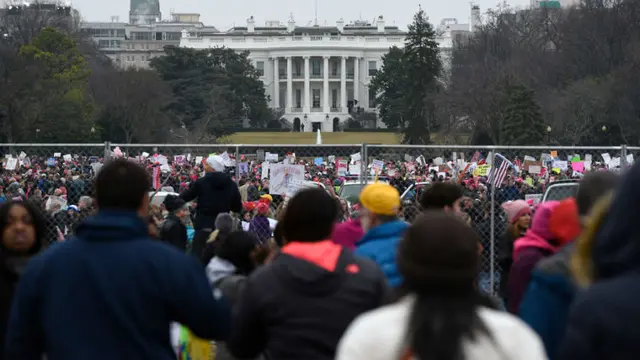 Orang-orang membawa spanduk demonstrasi bertuliskan "March for Science" selama March For Science di Washington, DC pada 22 April 2017.