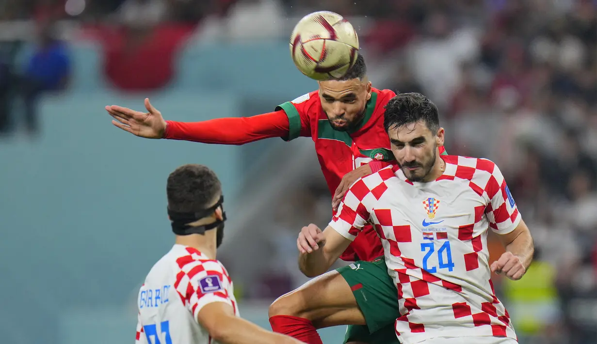 Maroko berusaha bangkit di babak kedua dengan mengandalkan serangan udara lewat striker mereka Youssef En-Nesyri (tengah) yang mempunyai lompatan baik. (AP Photo/Hassan Ammar)