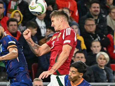 Penyerang Belanda, Cody Gakpo (kiri) berebut bola atas dengan gelandang Hungaria, Tamas Nikitscher saat pertandingan matchday 3 Grup C UEFA Nations League A 2024/2025, di Puskas Arena, Budapest, Jumat 11 Oktober 2024 atau Sabtu 12 Oktober 2024 dini hari WIB. (Attila KISBENEDEK/AFP)