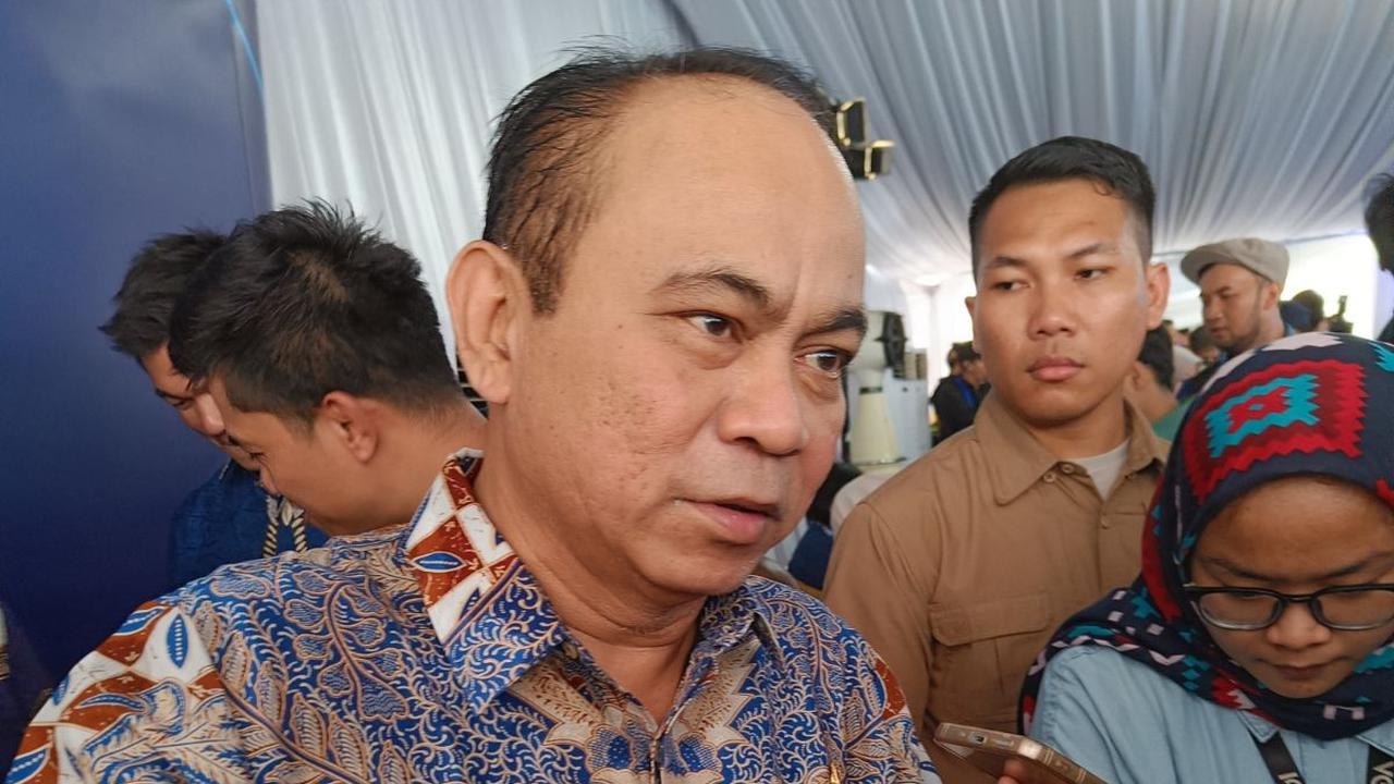 "Saya lagi sedang mengkaji serius AI ini tentang etik, jadi digital etik," kata Budi kepada awak media di kawasan Bidara Cina, Jakarta Timur, Selasa (21/11).