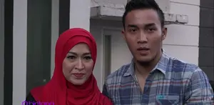 Entah kapan Liga Indonesia kembai bergulir, meski tak ada jadwal pasti, suami Oki Agustina, Gunawan Dwi Cahyo tolak tawaran merumput di luar negeri.