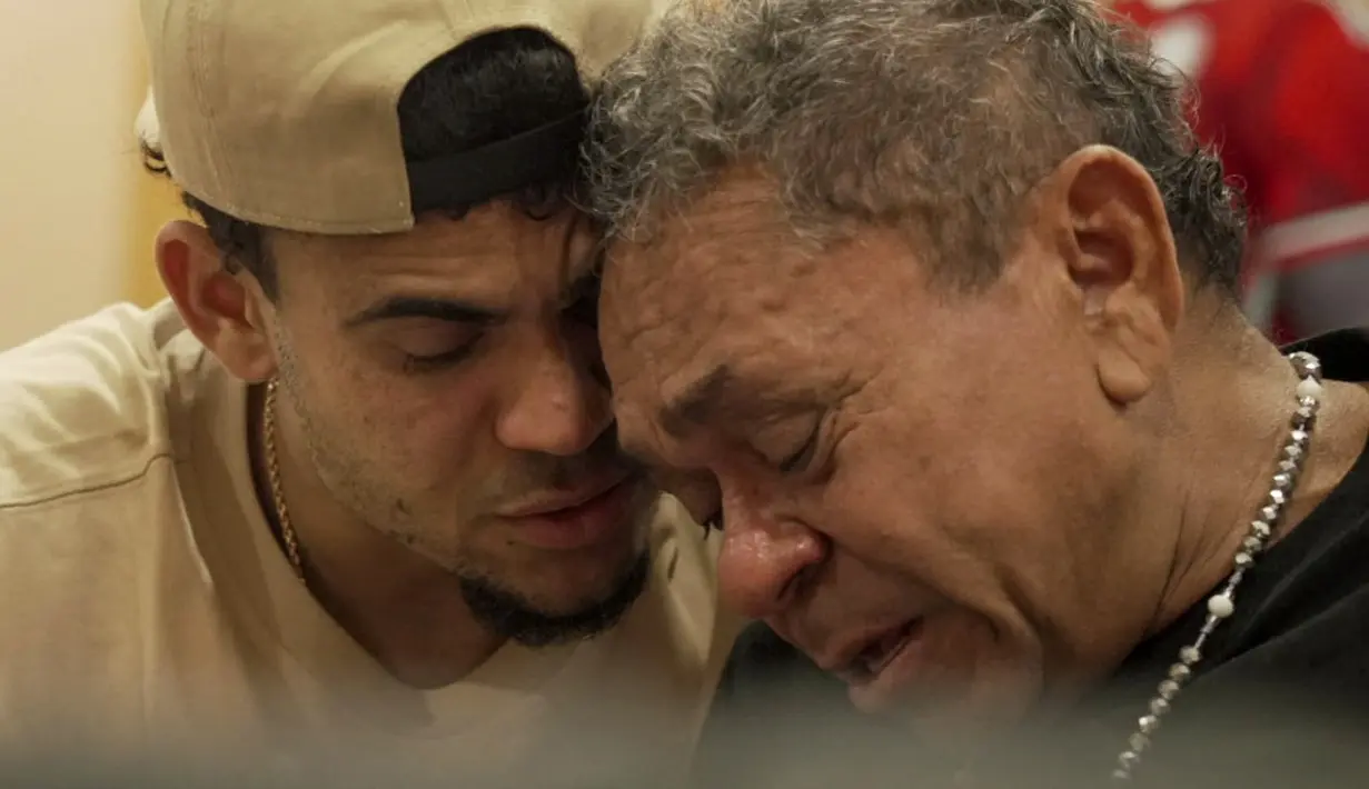 Pertemuan emosional antara Luis Diaz dan sang ayah terjadi sebelum pemain Timnas Kolombia itu terbang ke pusat pelatihan timnas Kolombia untuk laga Kualifikasi Piala Dunia 2026. (Handout / FEDERACION COLOMBIANA DE FUTBOL / AFP)