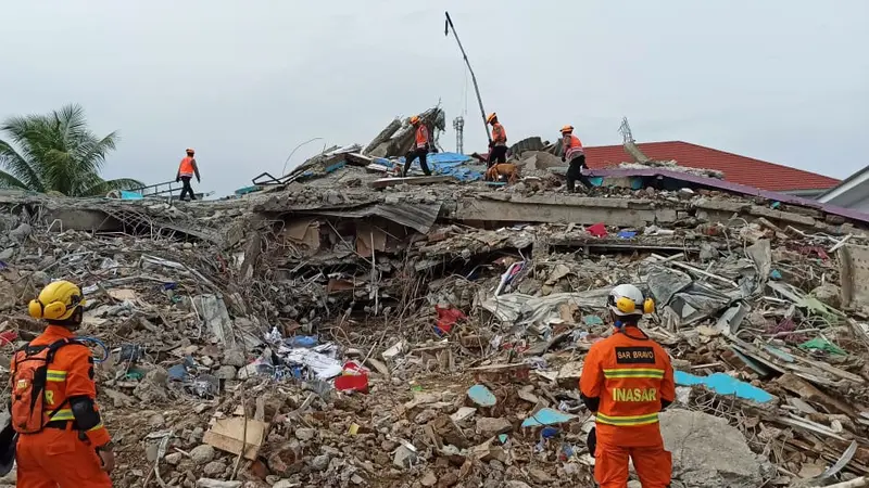 Enam ekor anjing pelacak K-9 diterjunkan untuk membantu proses evakusi korban gempa di Mamuju, Sulbar. (Foto: Liputan6.com/Abdul Rajab Umar)