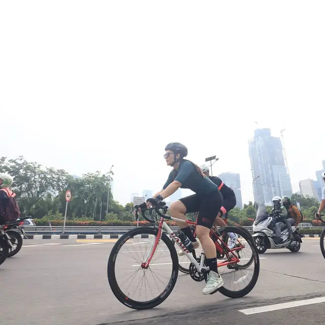 6 Gaya Wulan Guritno Saat Olahraga Bersepeda, Sporty dan Stylish