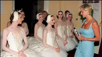 Putri Diana, Putri Wales, bersama balerina dari Balet Nasional Inggris usai mereka tampil gala Swan Lake di Royal Albert Hall. ENB.JOHN MASIHWELL / PA / AFP