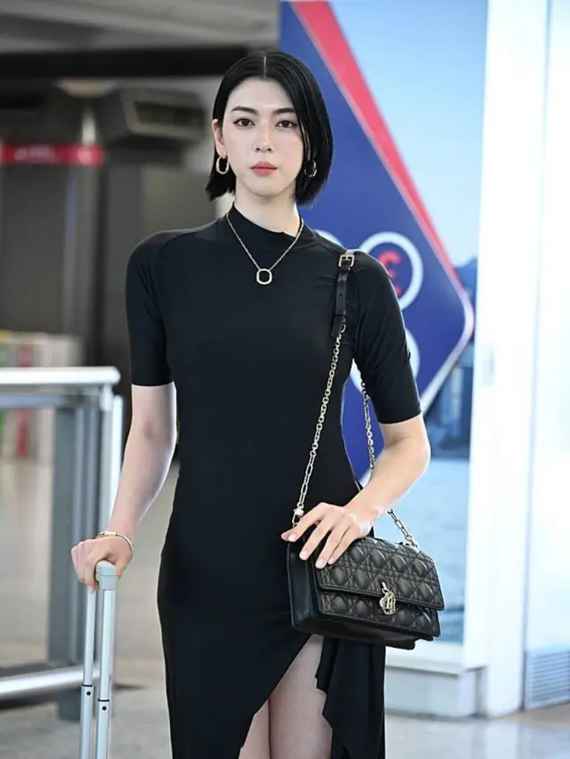 Adu Gaya Selebritis Korea Selatan dan Jepang Membawa Tas Miss Dior. Dior