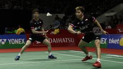 Ganda putra Indonesia, Kevin Sanjaya/Marcus Gideon, saat menghadapi wakil Tiongkok, He Ji Ting/Tan Qiang, pada laga Indonesia Masters 2020 di Istora, Jakarta, Kamis (16/1). Kevin/Marcus unggul 21-19 dan 21-13. (Bola.com/Yoppy Renato)