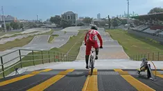 Aksi atlet BMX, Toni Syarifudin bersiap menaklukkan track di Pulomas, Jakarta (21/6/2018). Tiga atlet BMX putra Indonesia mengikuti seleksi menuju Asian Games 2018. (Bola.com/Nick Hanoatubun)
