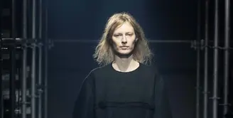Apa arti feminitas di era modern? Bagaimana cara mendefinisikannya? Koleksi ini merupakan bentuk pertanyaan mendalam tentang persepsi kolektif terhadap keindahan dan tipikalitas feminitas yang terus berubah. [Dok/Prada].