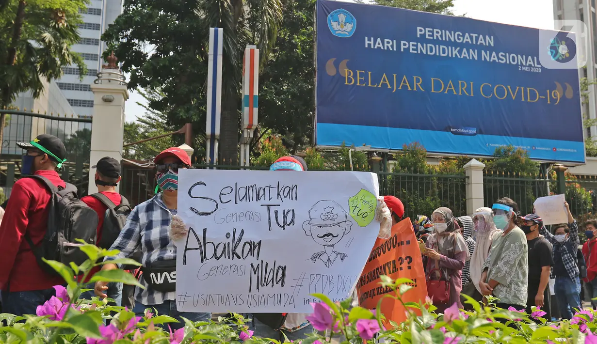 Orang tua murid yang tergabung dalam Forum Relawan PPDB DKI 2020 berdemonstrasi di Kementerian Pendidikan dan Kebudayaan, Jakarta, Senin (29/6/2020). Mereka memprotes sistem Penerimaan Peserta Didik Baru (PPDB) DKI Jakarta yang seleksi penerimaannya berdasarkan usia. (Liputan6.com/Herman Zakharia)
